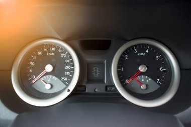 Arabanın gösterge tablosu. Bir arabanın hız göstergesi ve takometresi.