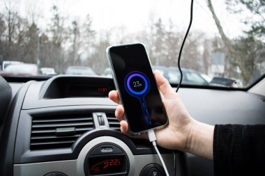 Telefon arabadan şarj oluyor..