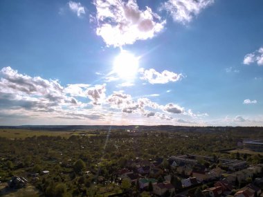 Güneşli bir günde beyaz bulutlar köyün üzerinde bir dron 'dan.