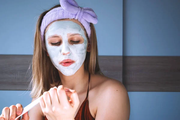 Chica Limpia Las Uñas Tratamientos Belleza Casa —  Fotos de Stock