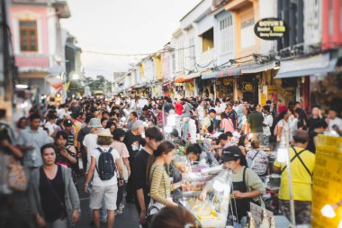 Phuket, Tayland 22 Temmuz 2019 - Gezginler Lad Yai, Phuket 'teki akşam pazarında alışverişe çıktılar.