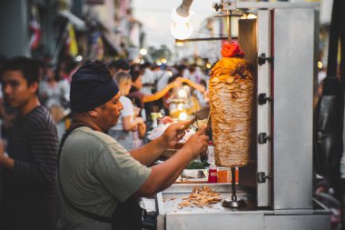 Phuket, Tayland 22 Temmuz 2019 - Lat Yai, Phuket 'te turistlerin sığır tüccarları.