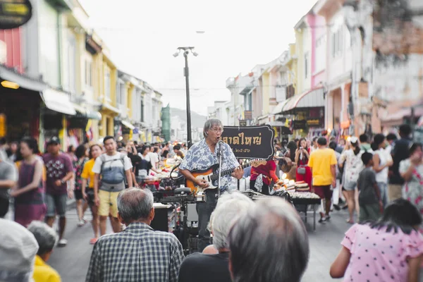 Phuket, Tayland 22 Temmuz 2019 - Gezginler Lad Yai, Phuket 'teki akşam pazarında alışverişe çıktılar.