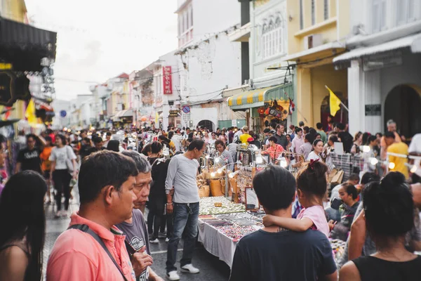Phuket, Tayland 22 Temmuz 2019 - Gezginler Lad Yai, Phuket 'teki akşam pazarında alışverişe çıktılar.