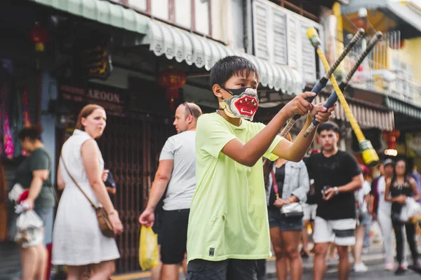 Phuket, Tayland 22 Temmuz 2019 - Taylandlı çocuklar turistlerin Lad Yai, Phuket 'te ziyaret etmeleri için özel bir odun çevirme yeteneği gösteriyorlar.