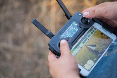 Uzmanlar hava fotoğrafçılığı için İHA 'yı kontrol ediyorlar.