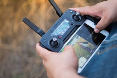 Uzmanlar hava fotoğrafçılığı için İHA 'yı kontrol ediyorlar.