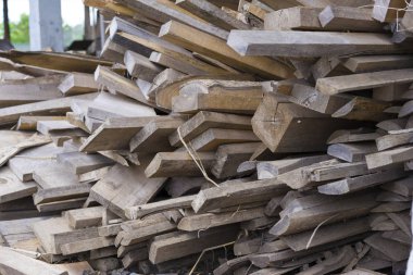 Kırık bir ağaç gövdesinden kırılan cips ve diğer döküntülerin resmi. Küçük bir çentikli ateş odunu derinliği. Arka plan için kullanılabilir.