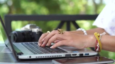 Kadının eli daktilo ediyor. Çevrimiçi sipariş.