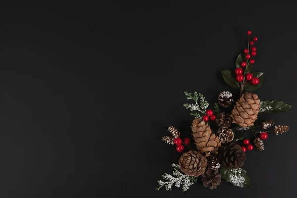 Hermosas decoraciones de Navidad en el fondo negro . — Foto de Stock