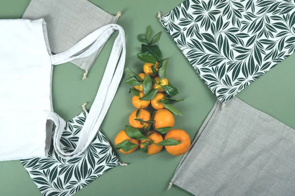 Mandarinas y algodón, bolsas y bolsos reutilizables . — Foto de Stock