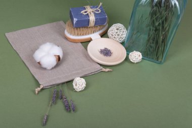 Banyo nesnelerinin güzel ve doğal bileşimi.