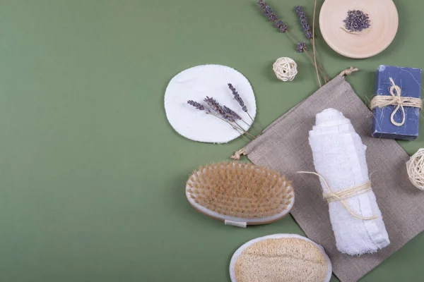 Objetos de baño naturales con lavanda . — Foto de Stock