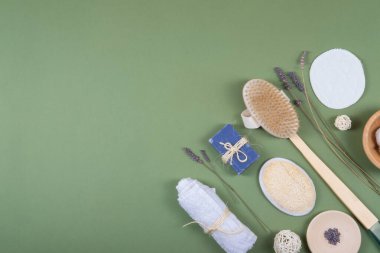 Lavantalı doğal banyo nesneleri.