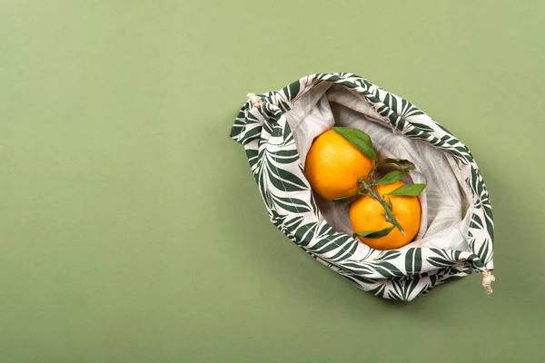 Färska och fruktiga mandariner i återanvändbar påse. — Stockfoto
