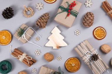 Tahta köknar ağacıyla yeni yıl kompozisyonu.