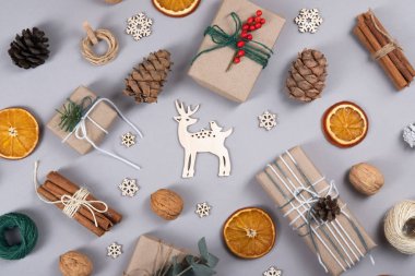 Tahta geyikli yeni yıl kompozisyonu.