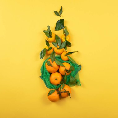 Taze ve meyveli mandalinalar yeniden kullanılabilir çantada.