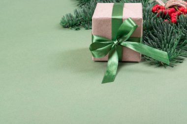 Yeşil kurdele ve çam dallı Noel hediyesi.