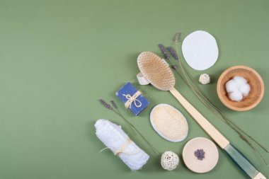 Lavantalı doğal banyo nesneleri.