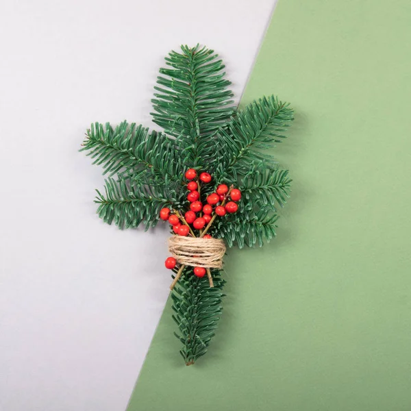 Rama de pino navideño sobre fondo gris y verde . — Foto de Stock
