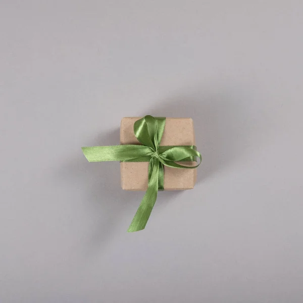 Hermoso embalaje de regalos con cintas de satén . —  Fotos de Stock