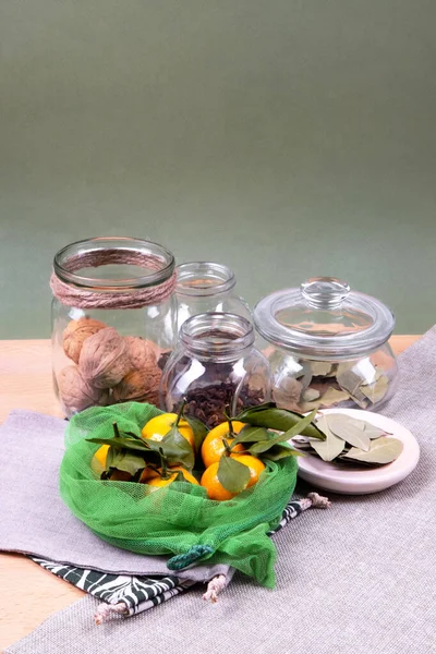 Mandarinas bonitas y frescas en bolsa reutilizable . — Foto de Stock