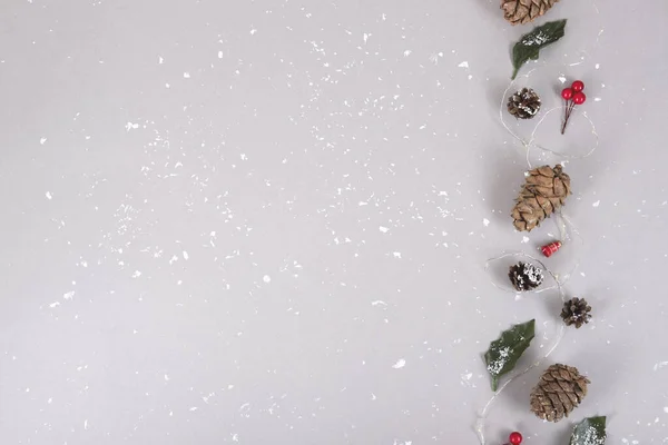 Weihnachtsdeko-Objekte im Schnee. — Stockfoto