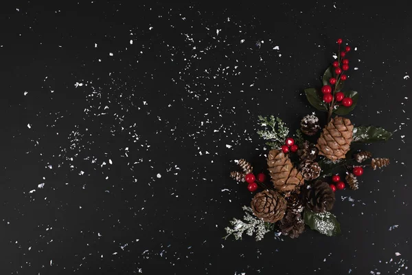 Kerstversieringen op de zwarte achtergrond in de sneeuw. — Stockfoto