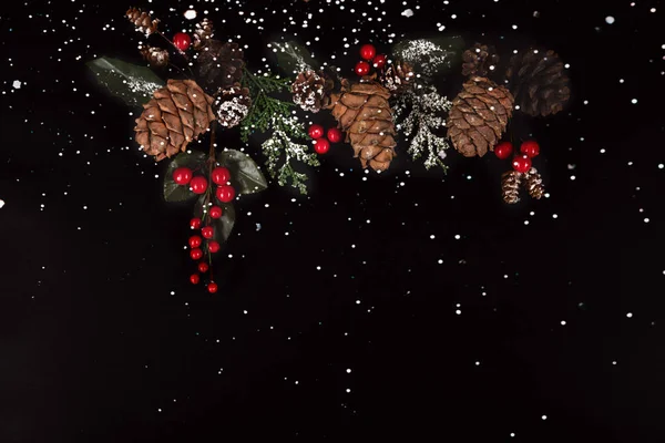 Decorações de Natal com guirlanda dourada e neve . Fotos De Bancos De Imagens