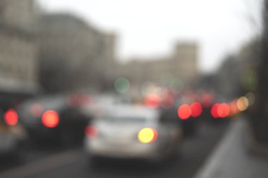 Bokeh ya da şehir trafiğinin bulanık ışıkları.