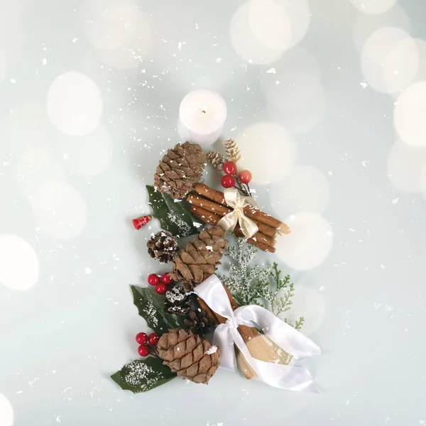 Árbol de Año Nuevo de decoraciones navideñas en nieve y luces doradas . — Foto de Stock