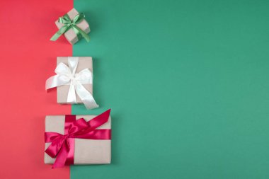 Saten kurdeleli ve el işi kağıtlı güzel bir hediye paketi..