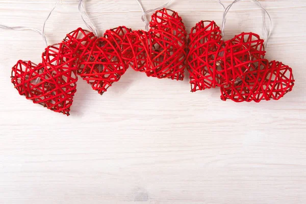 Feux rouges en forme de cœur sur fond de bois . — Photo