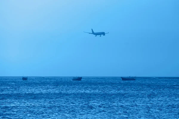 海景与飞机在天空中的流行经典蓝色的一年. — 图库照片