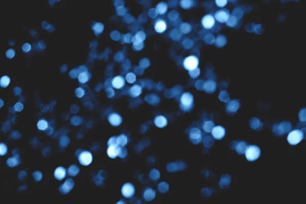 Gyönyörű homályos fények a trendi klasszikus kék szín az év. — Stock Fotó