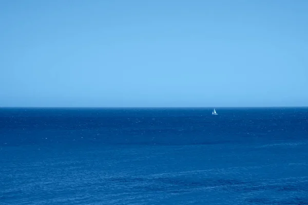海景与孤独的帆船在流行的经典蓝色的一年. — 图库照片