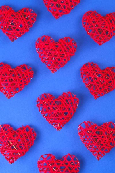 Motif des cœurs rouges sur le fond bleu de bleuet . — Photo