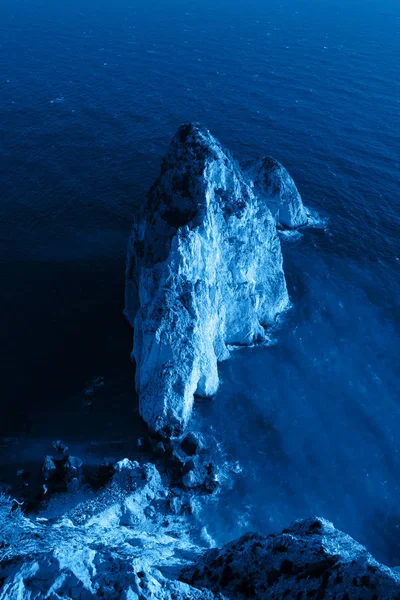 Seascape from above of a rock in the trendy classic blue color of the year. — Stock Photo, Image