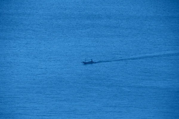 Paisaje marino con un velero solitario en el moderno color azul clásico del año . — Foto de Stock