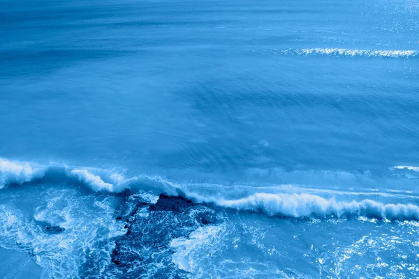Yılın klasik mavi renginde yukarıdan deniz manzarası. — Stok fotoğraf