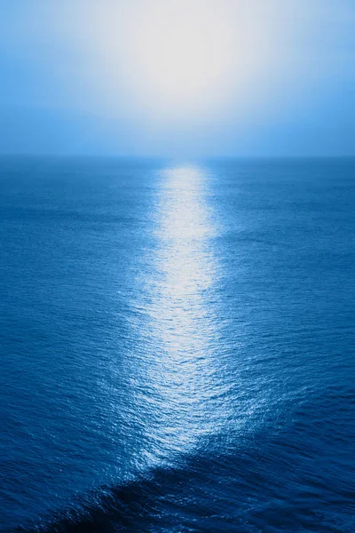 Güneş batan deniz manzarası, modaya uygun mavi renkte. — Stok fotoğraf