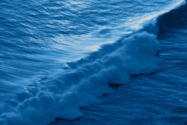 Paisaje marino en el color azul clásico de moda del año . — Foto de Stock