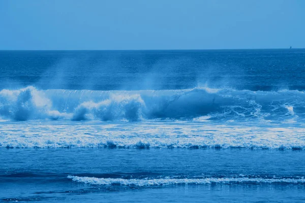 Pejzaż morski w modnym klasycznym niebieskim kolorze roku. — Zdjęcie stockowe