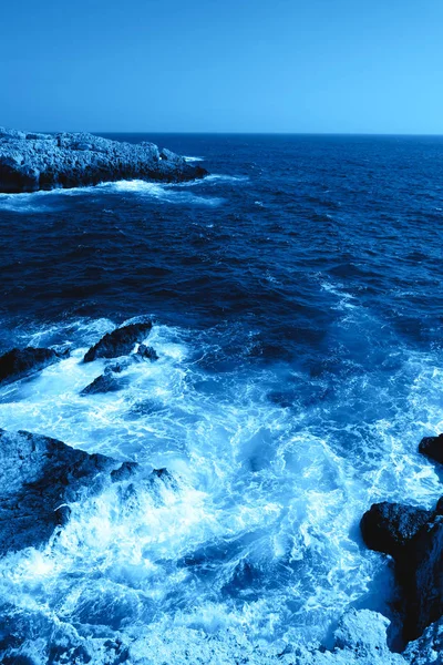 Seascape de cima na cor azul clássico da moda do ano . — Fotografia de Stock