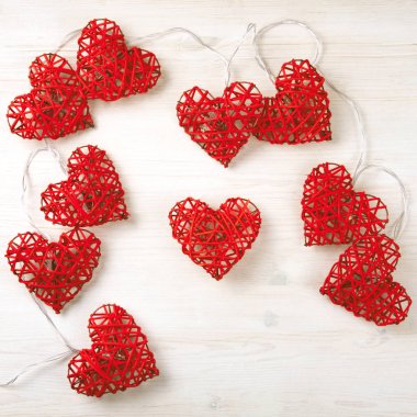 Ahşap arka planda kalp şeklinde kırmızı ışıklar..