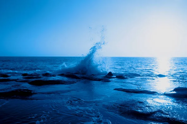 Paisaje marino con la puesta de sol en el moderno color azul clásico del año . — Foto de Stock
