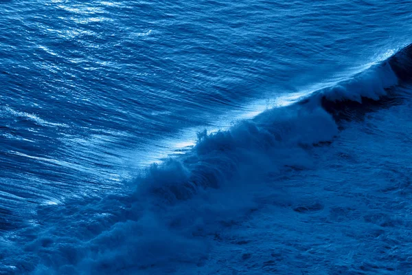 Meereslandschaft in der trendigen klassischen blauen Farbe des Jahres. — Stockfoto
