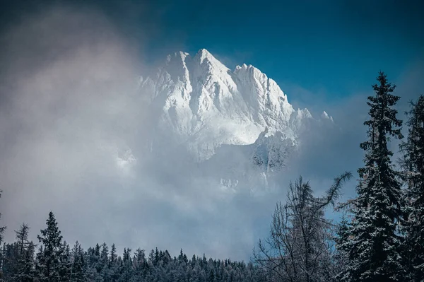 Schneebedeckte Berge Blauer Nebliger Himmel — Stockfoto