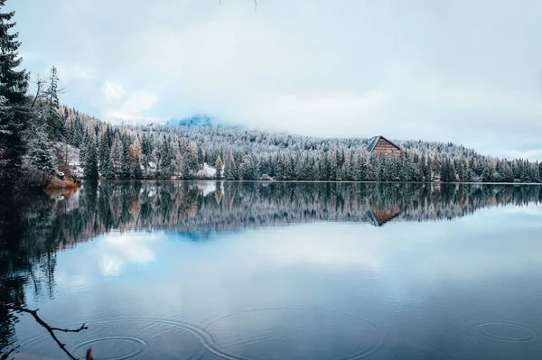 山の下に青い冬の湖 暗い空と水 スロバキア Strbske Leso — ストック写真